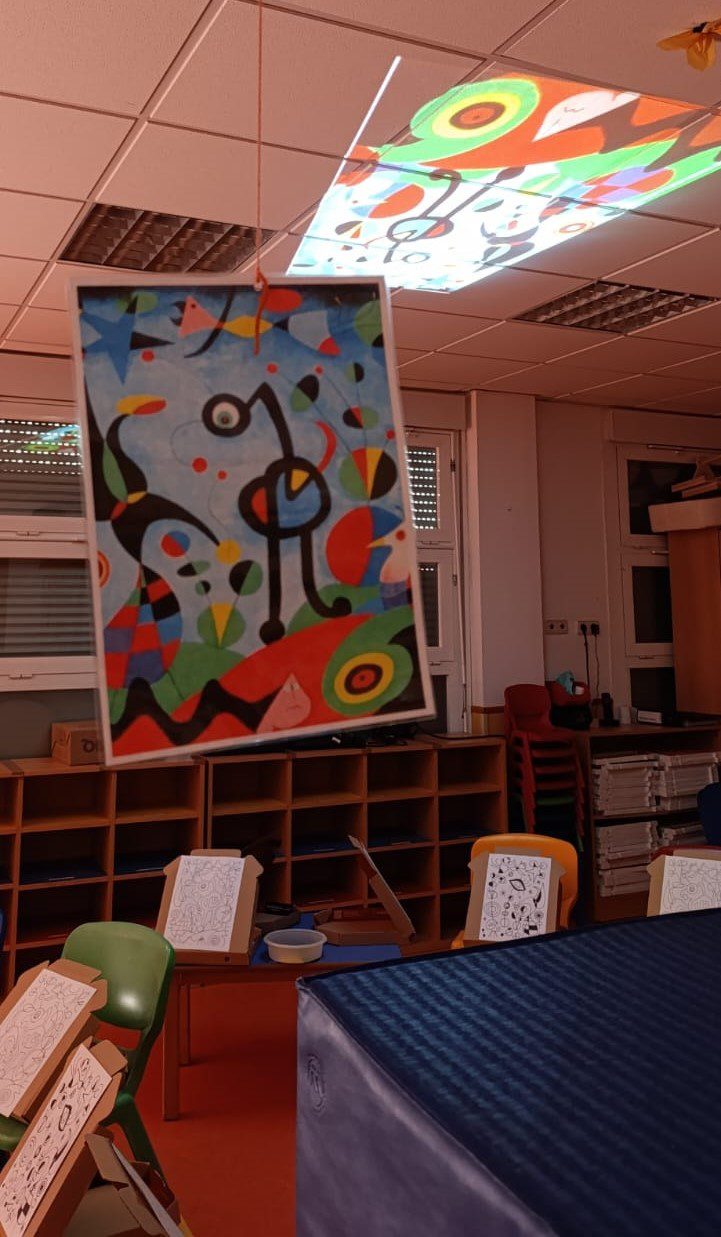 Proyección de obra de Joan Miró en el techo de una sala taller para alumnos de 2 a 3 años.